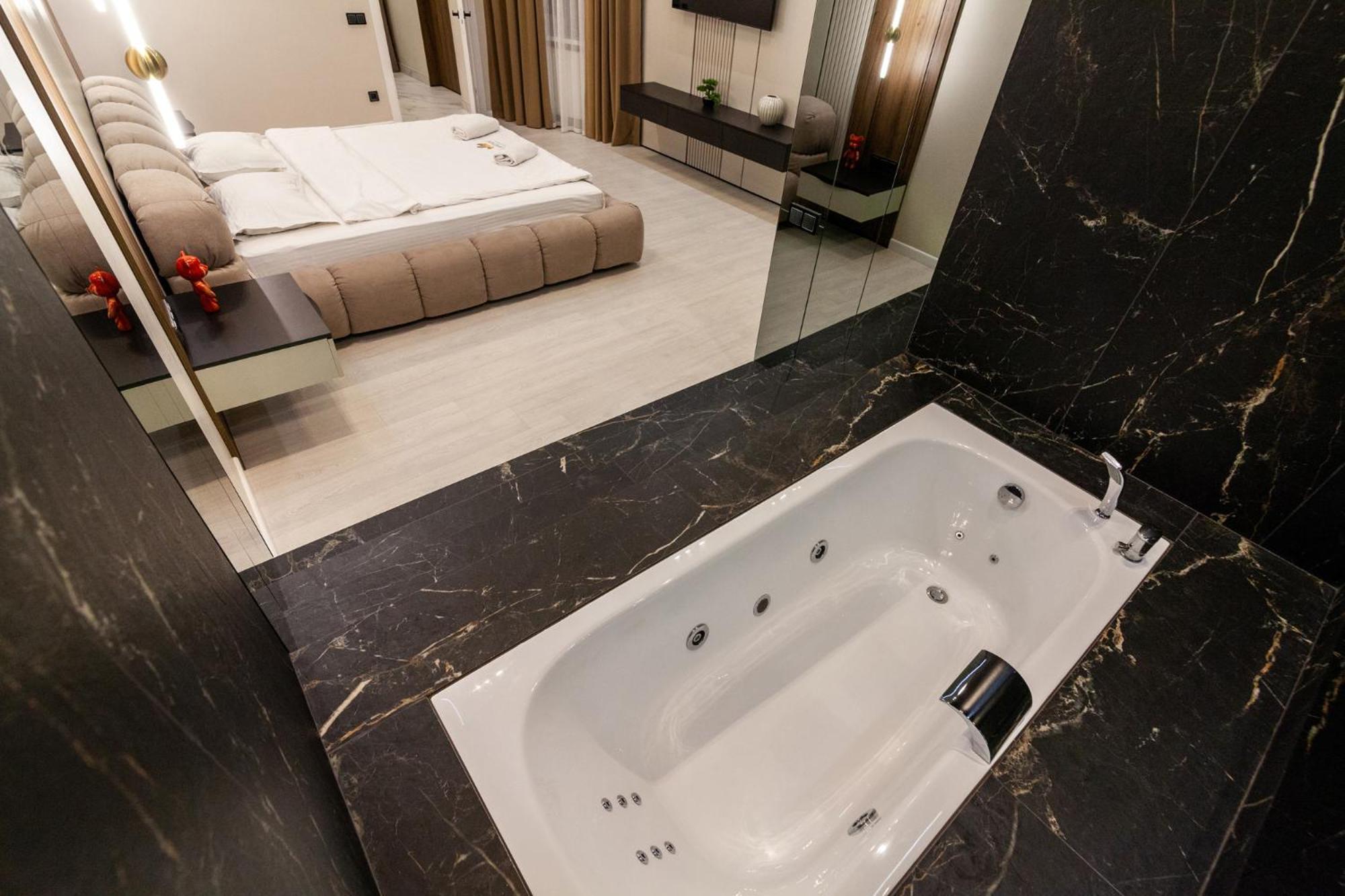 Leogrand Jacuzzi On Malaniuka 2 Apartment ลวีฟ ภายนอก รูปภาพ