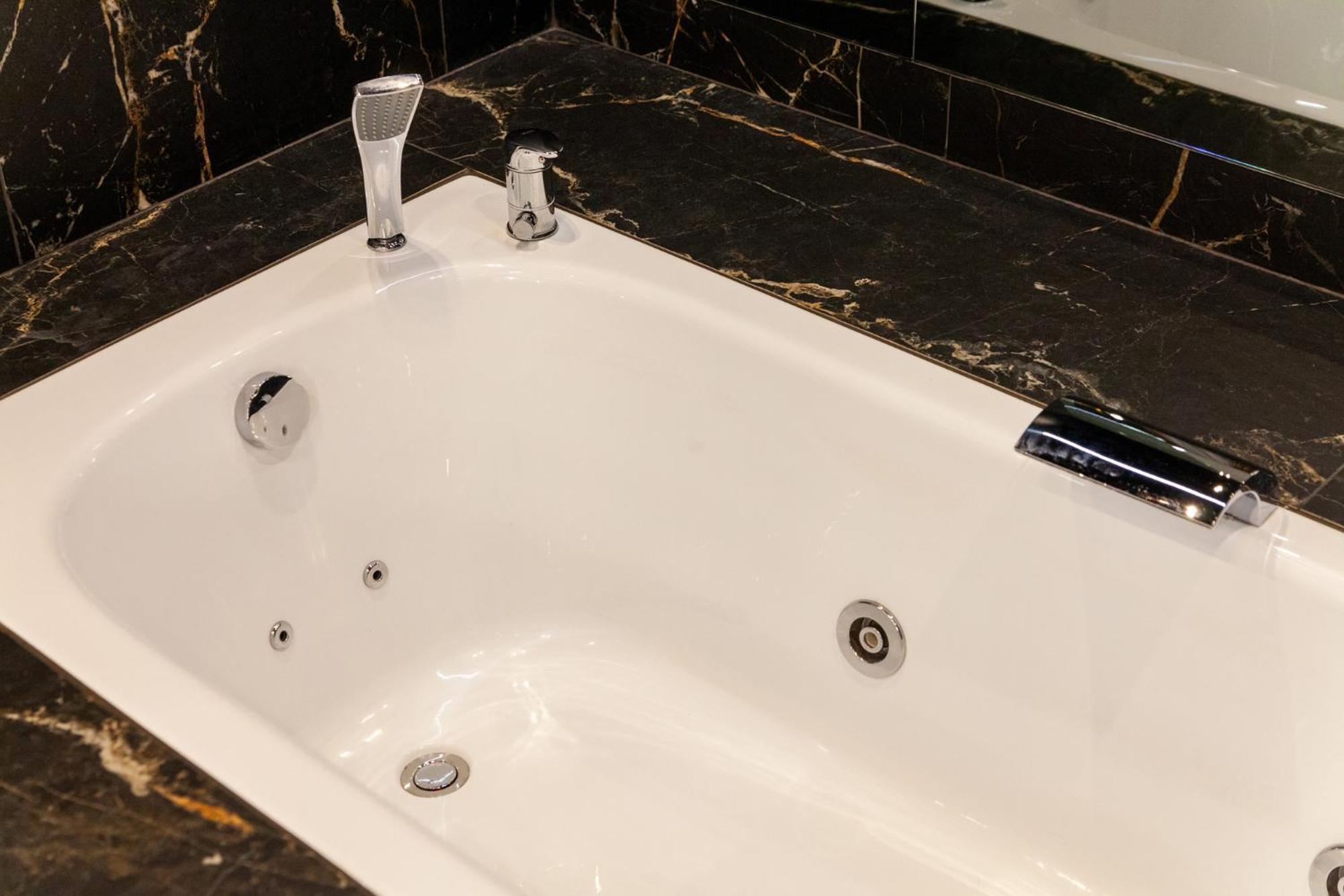 Leogrand Jacuzzi On Malaniuka 2 Apartment ลวีฟ ภายนอก รูปภาพ
